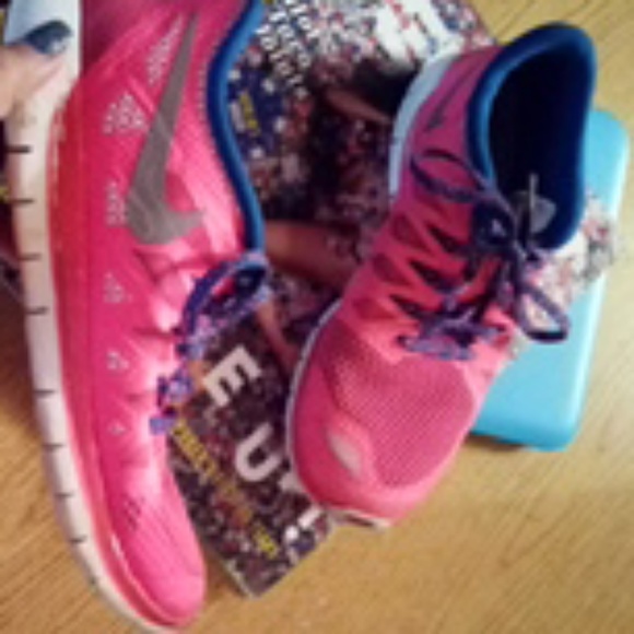 Pink nike running shoes - Picture 2 of 3